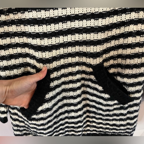 Mirumi EUC Black And White Knit Striped Eyelash Tunic Sweater Pockets Sz Medium - Picture 5 of 12